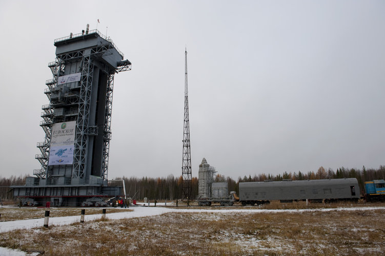 The SMOS and Proba-2 upper composite arrive at the launch pad